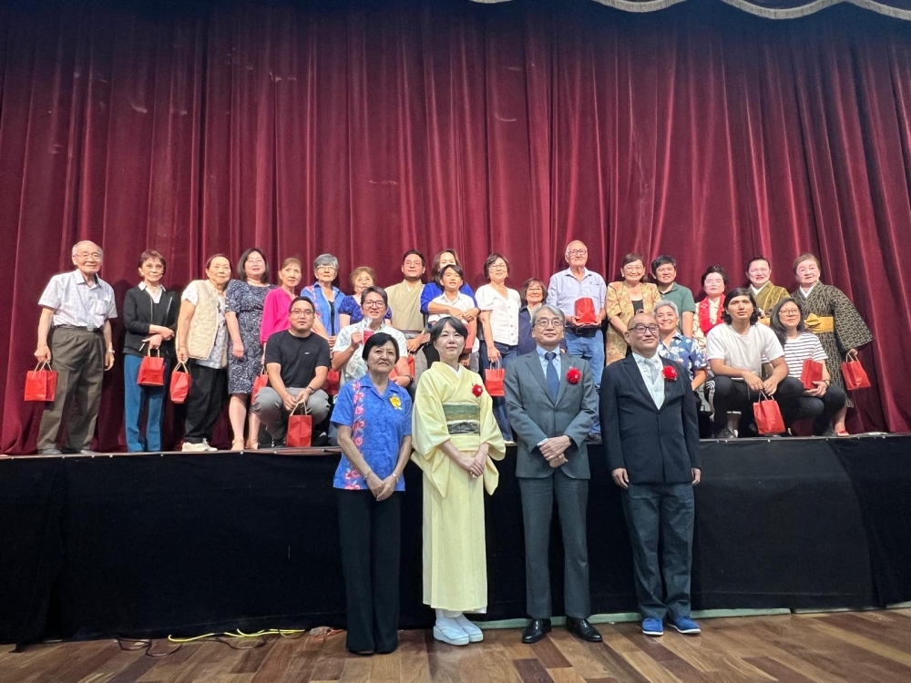 Audio para invidentes 3：El embajador y su esposa se toman una foto con las personas nacidas en el año del caballo