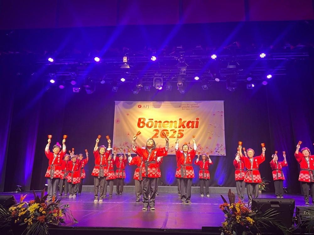 舞台で神内先駆者センター利用者が踊っている