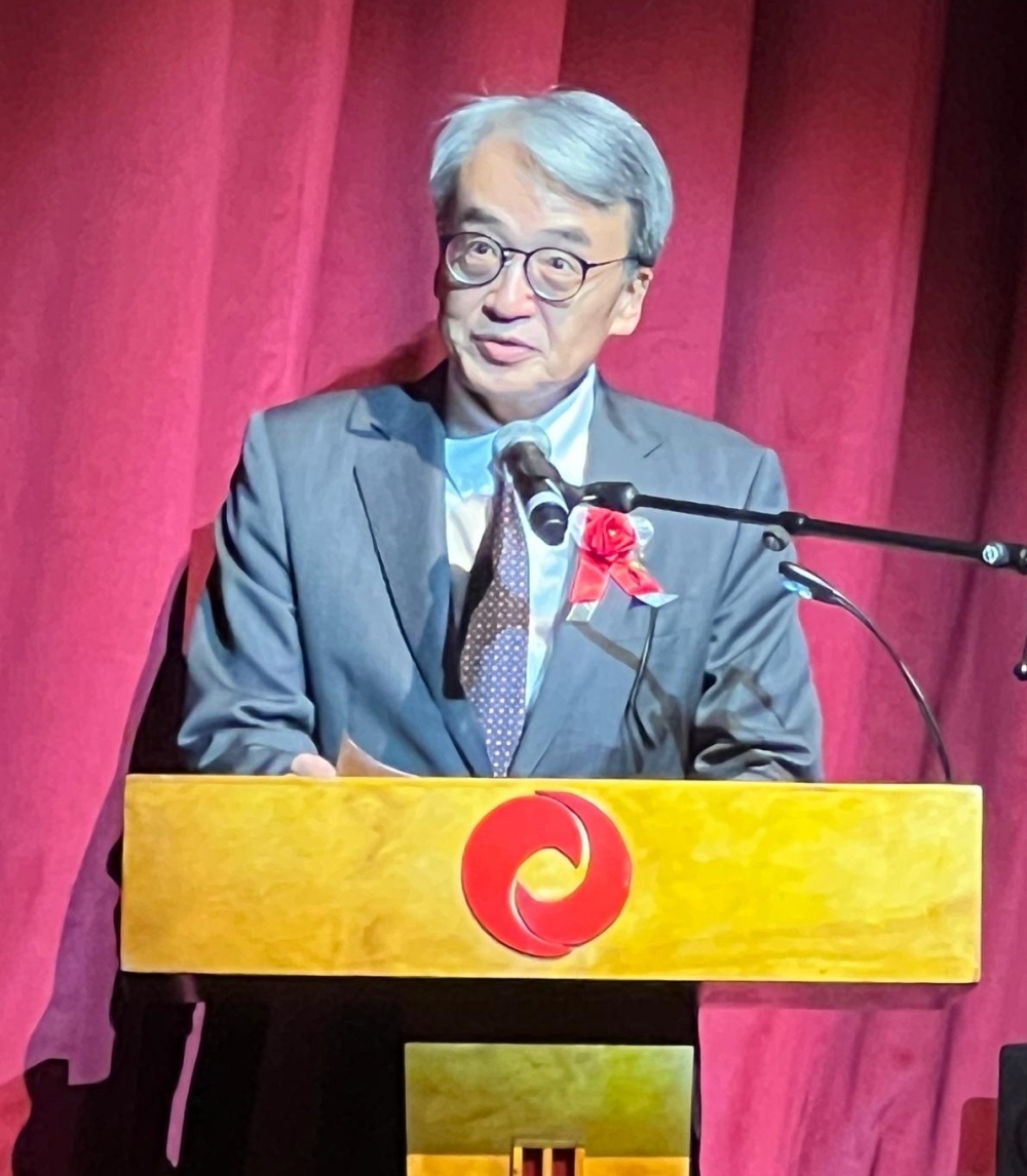 El embajador YAMAMOTO brindando unas palabras en el escenario