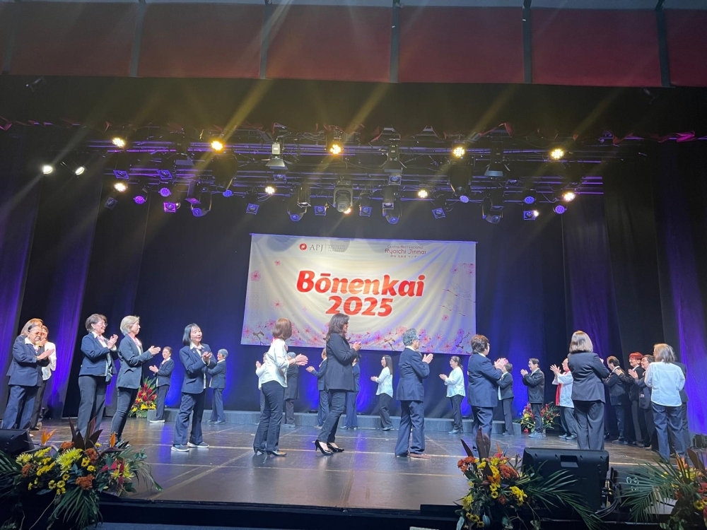 Los voluntarios bailan en el escenario
