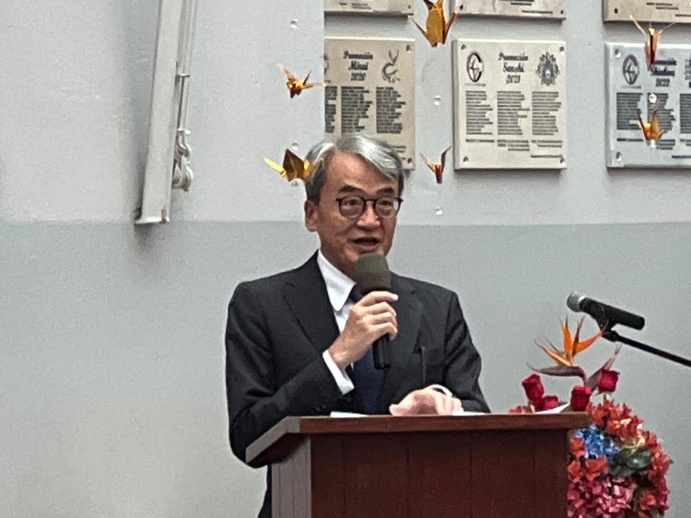 El embajador YAMAMOTO brinda sus palabras de saludo a los alumnos en la ceremonia de clausura