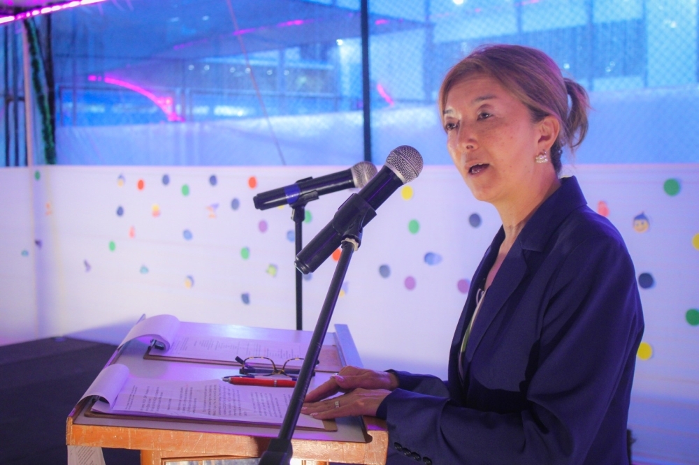 古川参事官が式典にて挨拶を行う様子