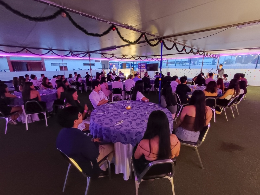 参加者が古川参事官の挨拶を視聴している会場の様子