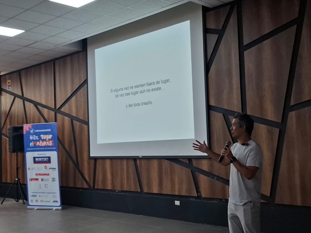 マルセロ・ウォン氏が講演を行う様子