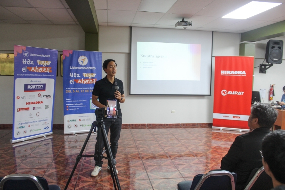 Sr. Jiro Hiraoka impartiendo su ponencia en “AELU TALKS”