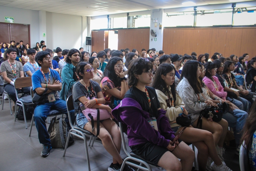Los participantes están escuchando atentamente las interesantes exposiciones de los conferencistas