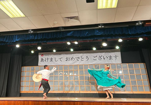 ペルーの伝統舞踊マリネラを披露している出演者