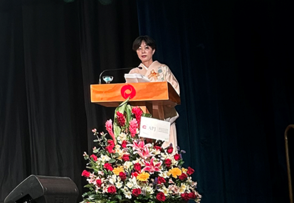 La esposa del embajador del Japón en el Perú, Sra. YAMAMOTO Hiroko brindando unas palabras