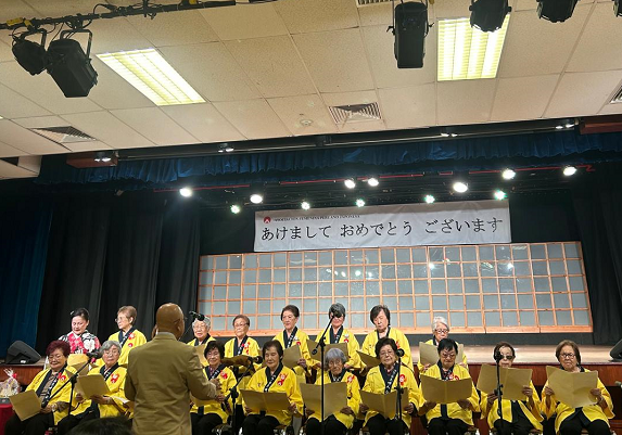 Miembros de Fujinkai interpretando un canto de Año Nuevo