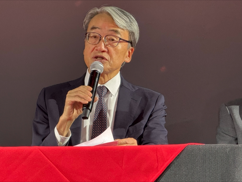 いすゞ自動車ピックアップ販売開始記念式典にて、挨拶する山元大使