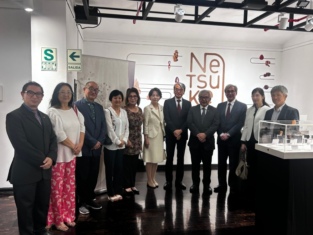 Toma de foto conmemorativa del embajador YAMAMOTO junto a los asistentes a la exposición Netsuke 