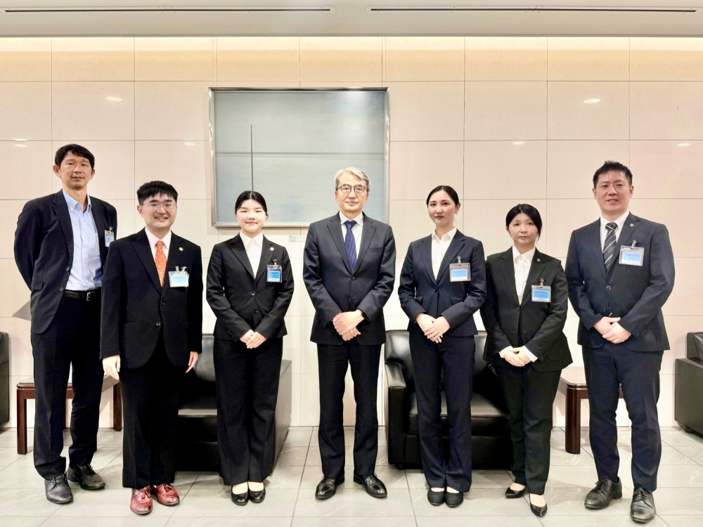 JICA海外協力隊員と写真を撮影する山元大使