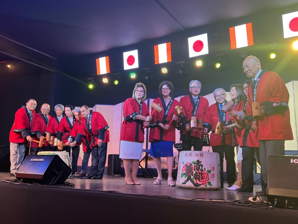 ステージ上で招待者が鏡開きをしている