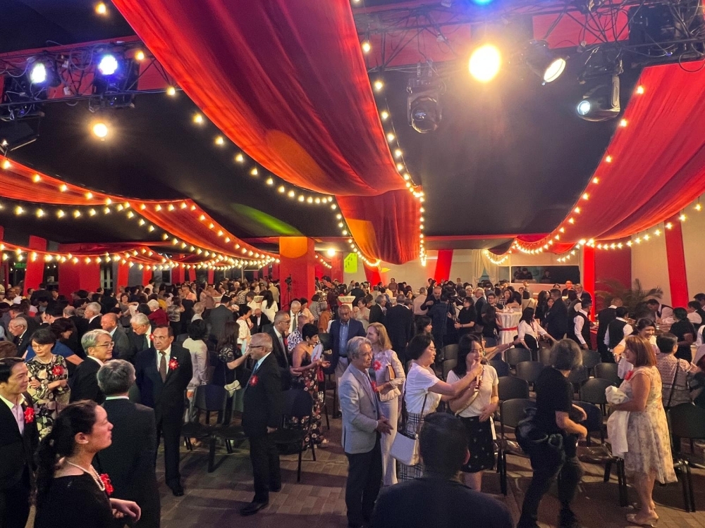 招待者が新年会を楽しむ様子