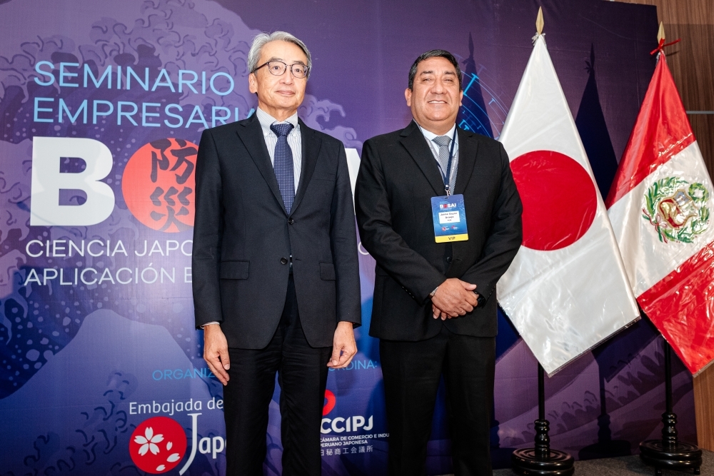 山元大使とハイメ・サヤン首相府災害リスク管理事務局長。