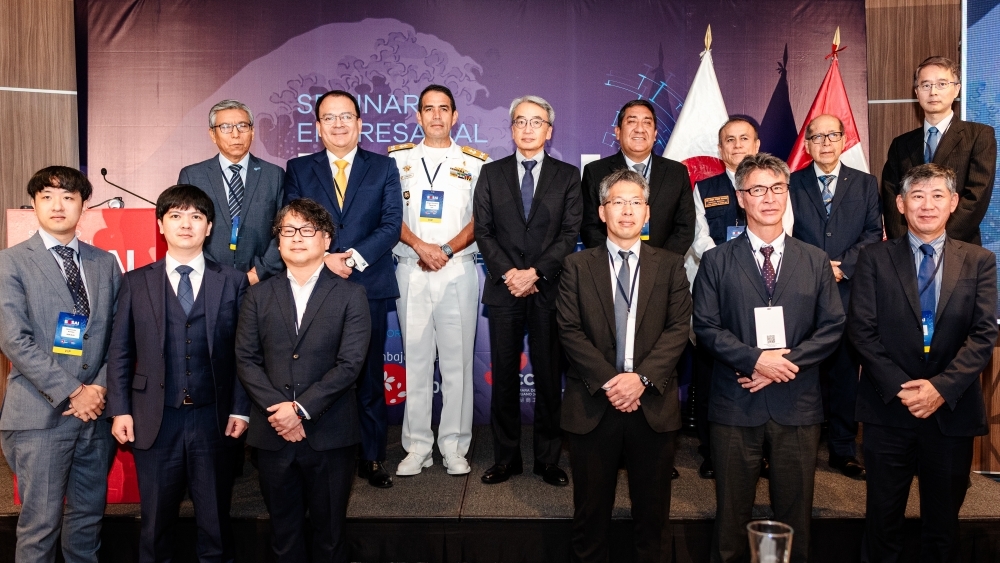 講演者とペルー政府高官との集合写真