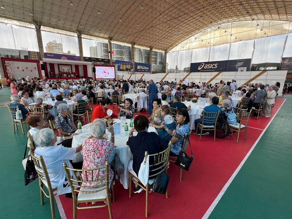 招待者が新年会を楽しむ様子