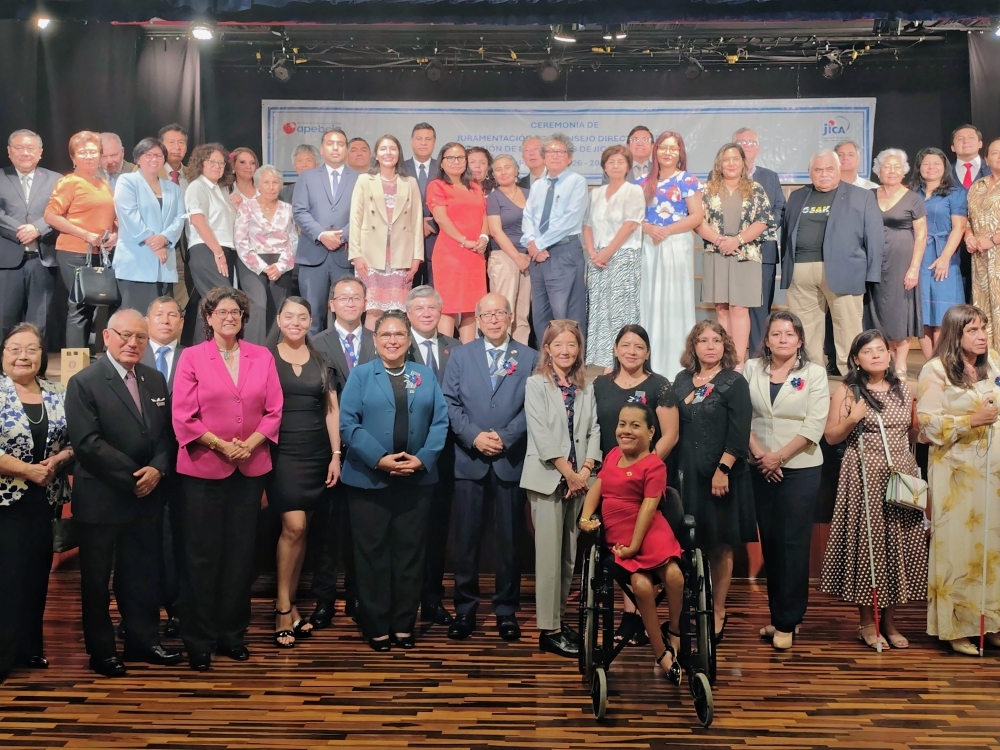 集合写真を撮影するAPBEJA新役員、出席者、古川臨時代理大使