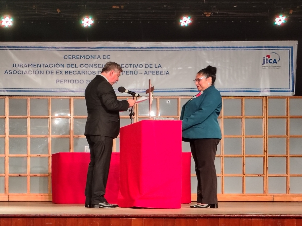 就任に当たり宣誓式を行うカルラ新会長及びエストラーダ前会長