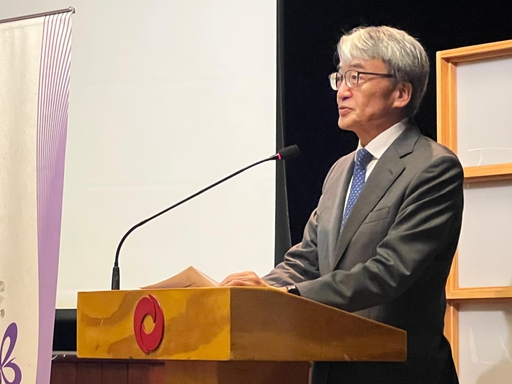 El embajador YAMAMOTO brindando sus palabras de saludo durante la ceremonia protocolar.