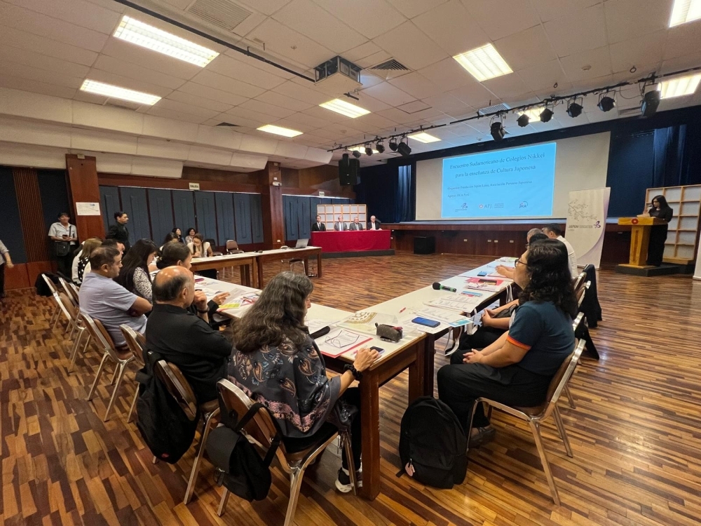 Participantes de colegios Nikkei intercambiando opiniones.