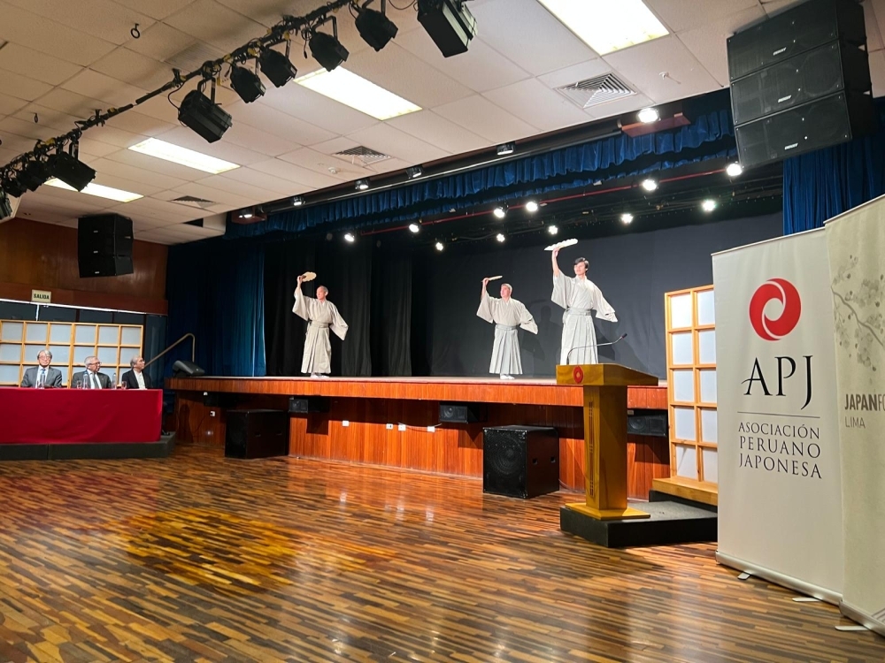 Miembros del elenco de “Kikunokai APJ Nihon no Odori” interpretando un baile japonés.
