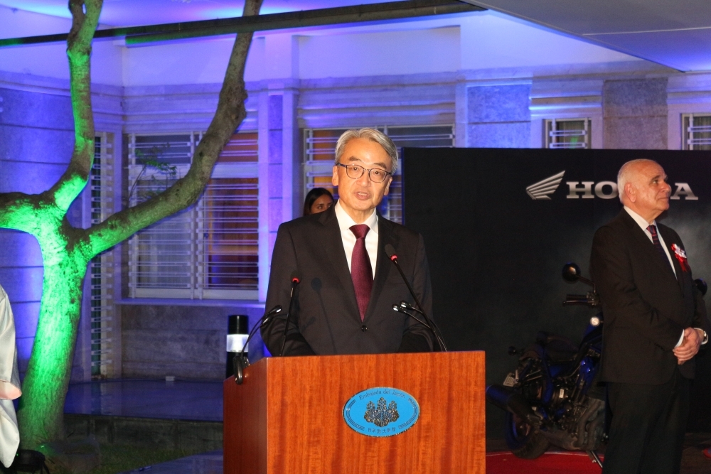 山元大使が式典で挨拶を行っている