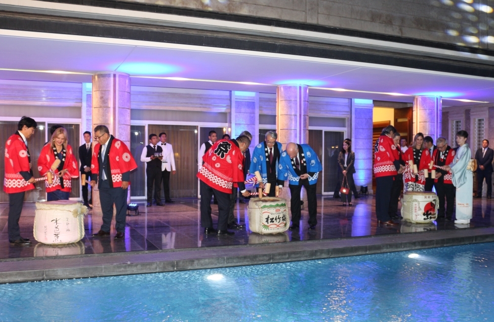 招待者代表が鏡開きを行っている