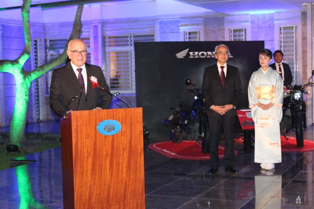 El Viceministro Denegri brinda unas palabras a los invitados durante la ceremonia protocolar.