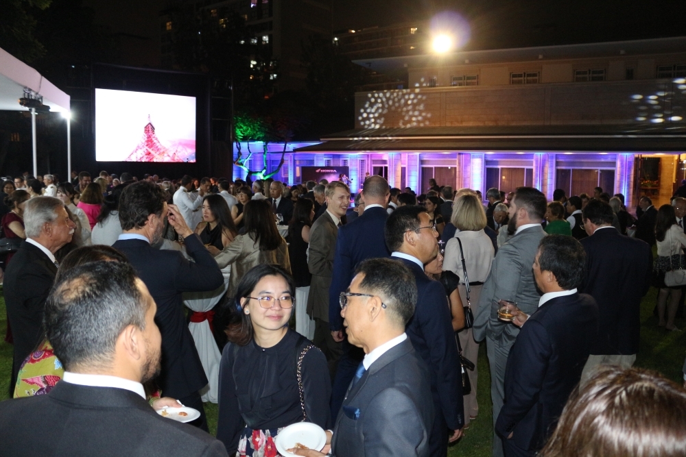 los invitados  disfrutan de la comida japonesa durante la recepción