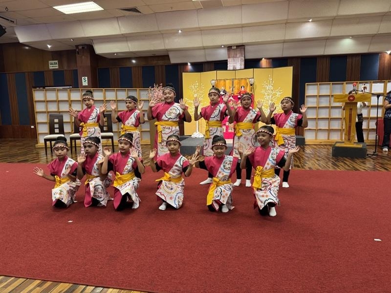 子どもたちが沖縄民族舞踊を披露している