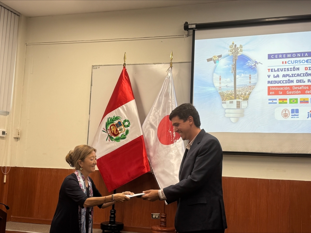 Encargada de negocios a.i. FURUKAWA, que otorga los certificados de finalización de la capacitación, y el participante que lo recibió