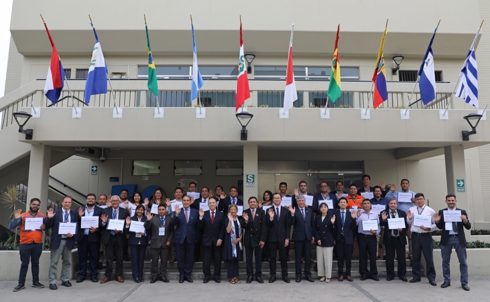 Foto grupal con los participantes de la ceremonia de clausura