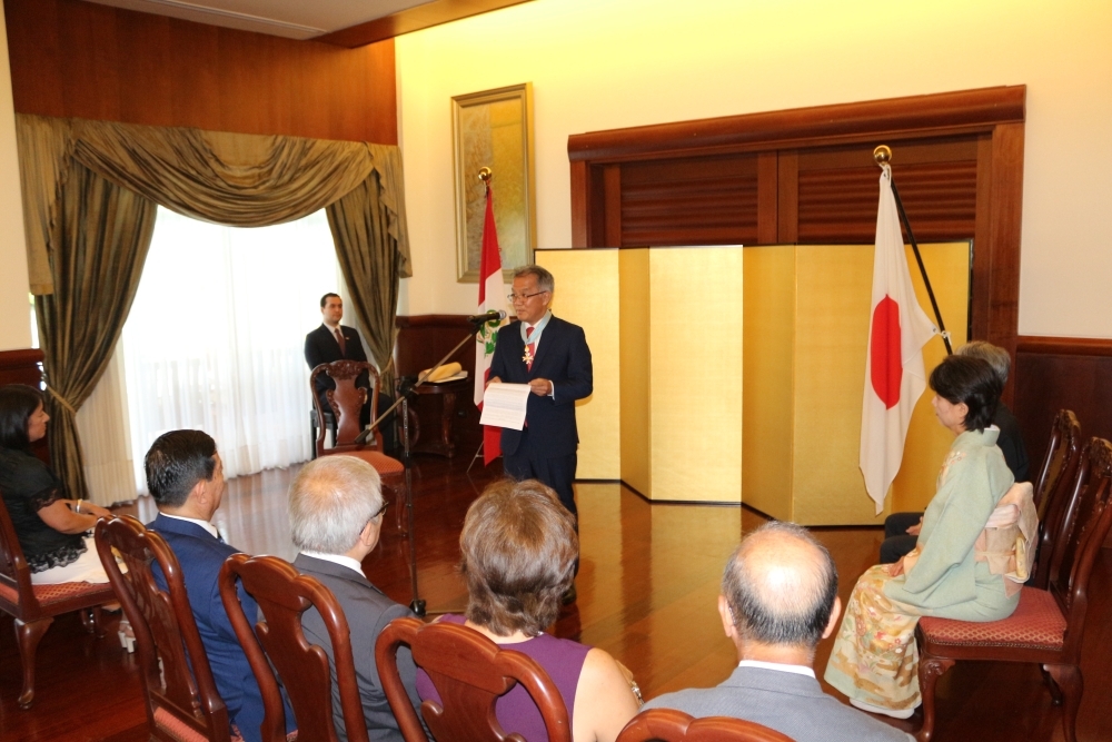 挨拶をするトオヤマ弁護士