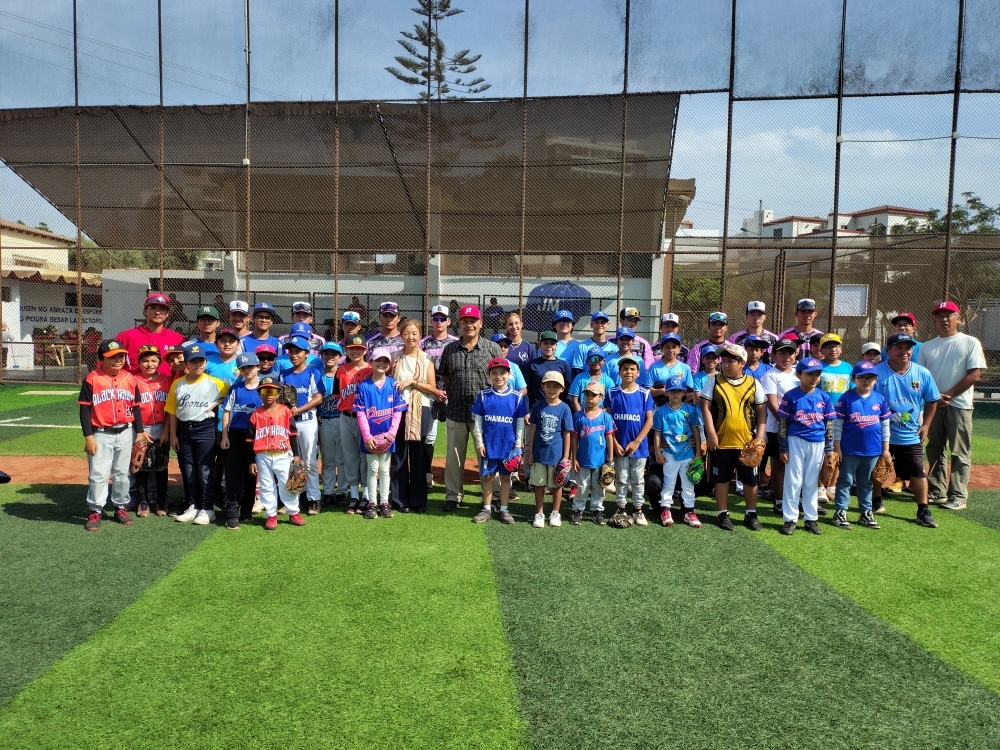 球場で集合写真を撮影する参加者たち