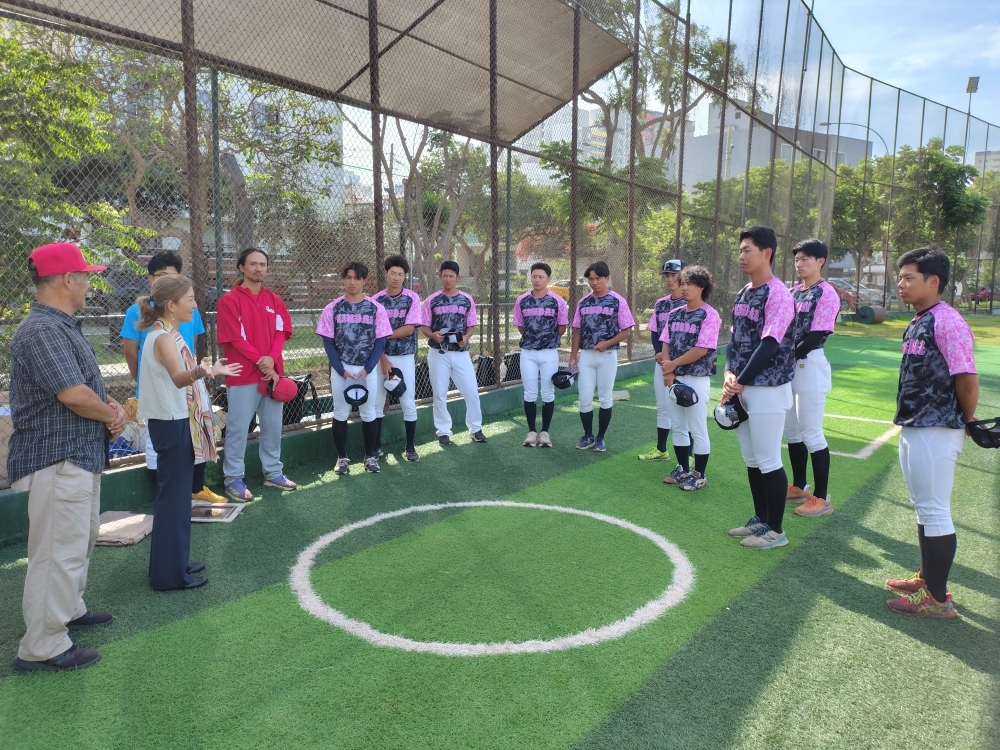 La encargada de negocios a.i. FURUKAWA Kayoko conversa con los miembros del equipo de béisbol de la Universidad de KINDAI que fueron enviados por un corto plazo