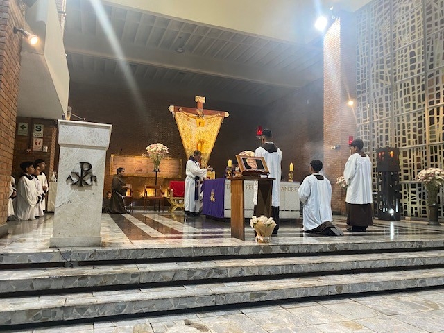 Se está celebrando una misa en la iglesia para conmemorar el centenario del natalicio del padre Manuel Kato.