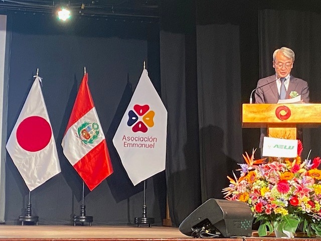 El embajador YAMAMOTO está brindando sus palabras.