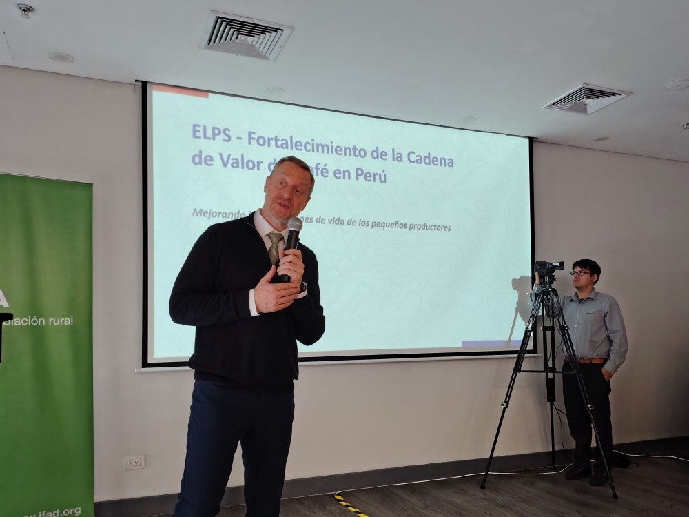 El Sr. Van Der Kamp, especialista del FIDA, explicando el resumen del proyecto