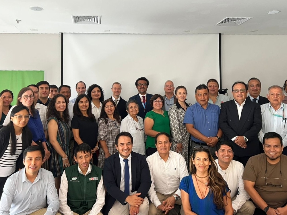 Los participantes tomándose una foto grupal