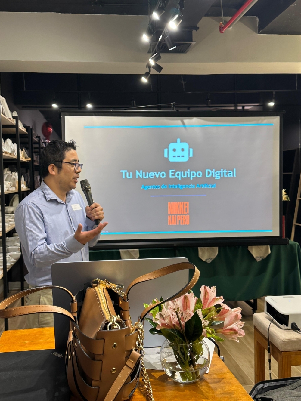 Un miembro de NKP presentando nuevas tecnologías digitales.