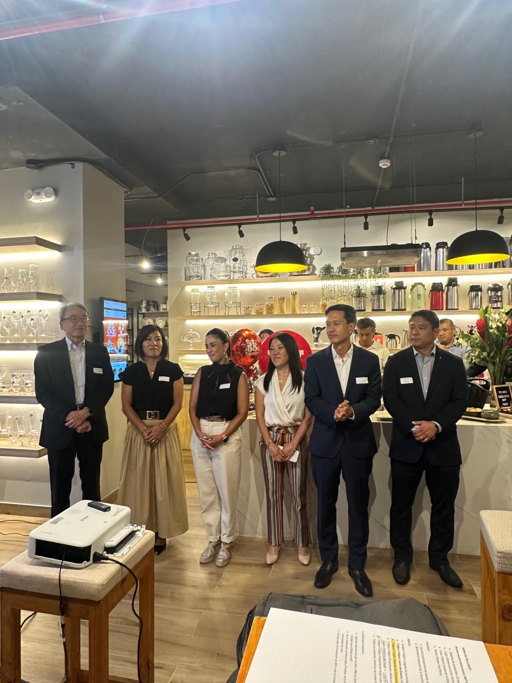 Los directivos de NKP y el embajador YAMAMOTO de pie.