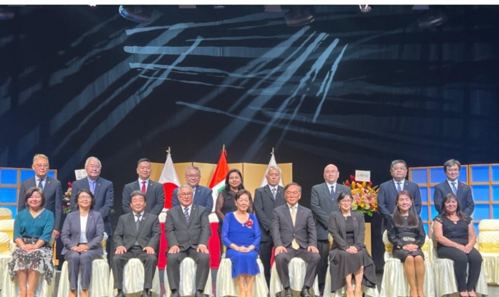 壇上で全ての新役員が2列に並んで記念撮影に応じている