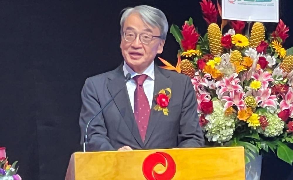 El Embajador YAMAMOTO dirige sus palabras durante la Ceremonia de Juramentación