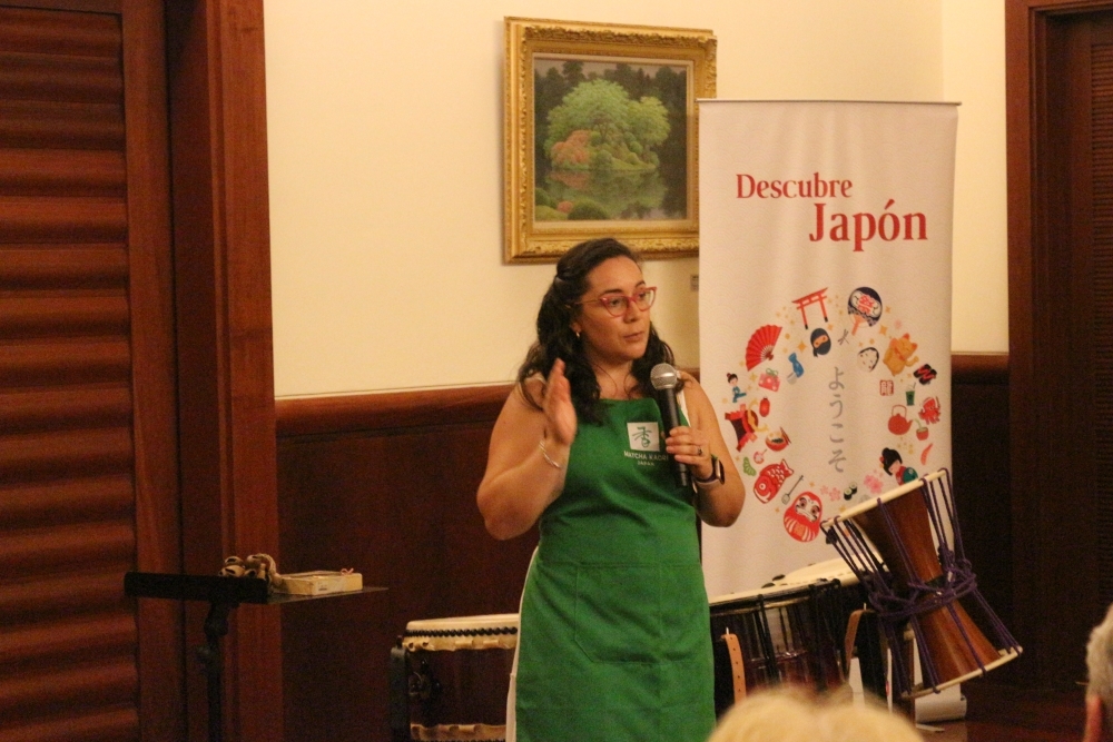 ペルーで日本の抹茶を販売している企業の代表者が日本茶について招待客に説明している