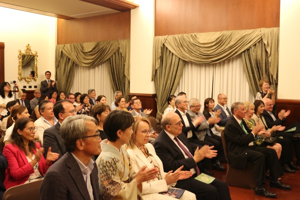 レセプション招待客が、拍手等をしながらコンサートを楽しんでいる。