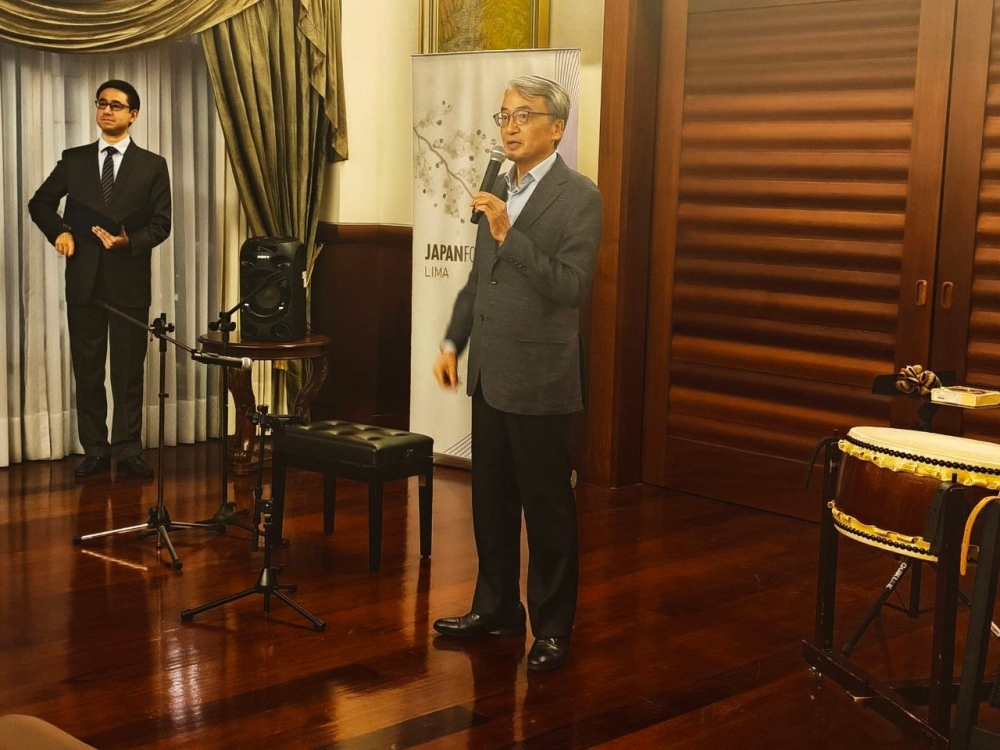 El embajador YAMAMOTO está brindando unas palabras de apertura de la recepción, en frente de los invitados.