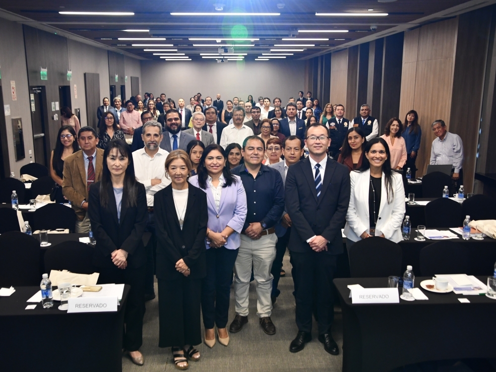 Los asistentes tomándose una foto grupal en el seminario