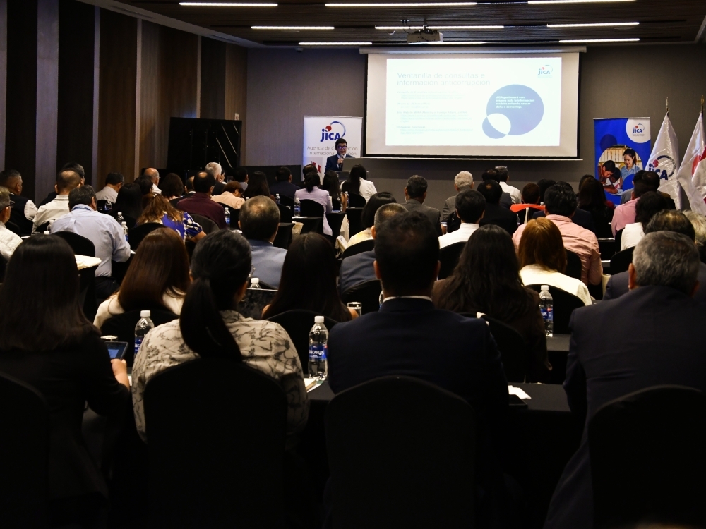 Los asistentes escuchando con atención el seminario sobre anticorrupción