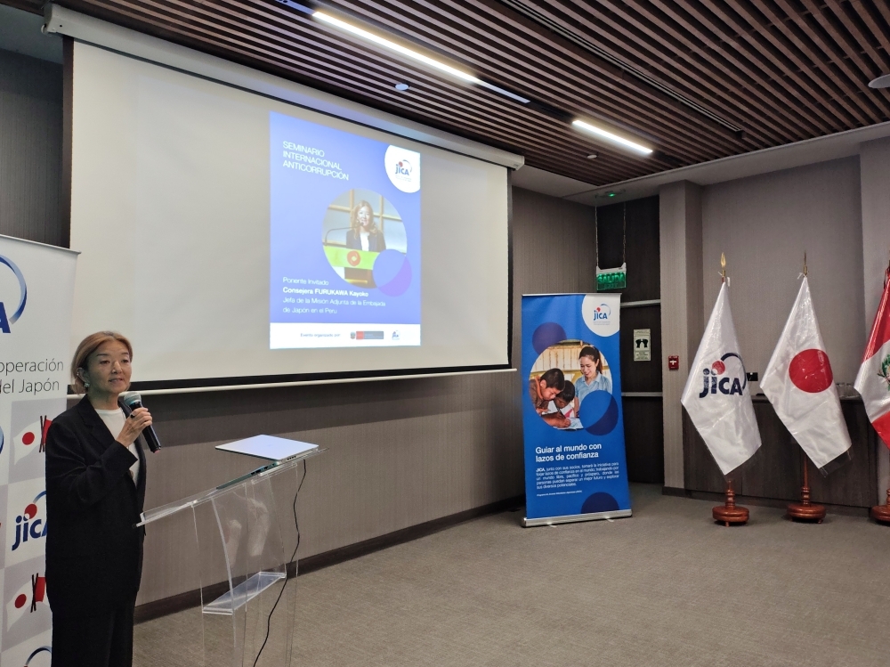 La consejera FURUKAWA dirigiendo sus palabras ante los asistentes